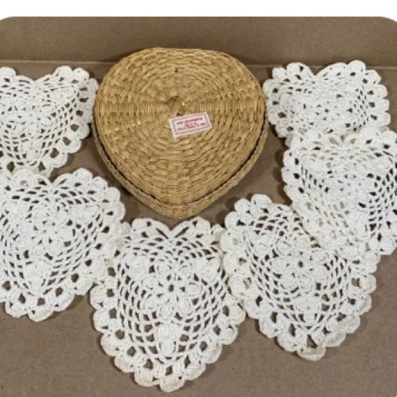 Vintage Wicker Coaster Holder and lid + 6 handmade crocheted coasters - Picture 4 of 5